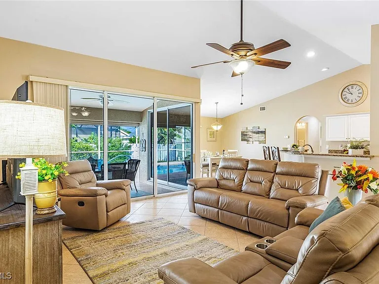 4226 SW 14th Pl — Photo 5