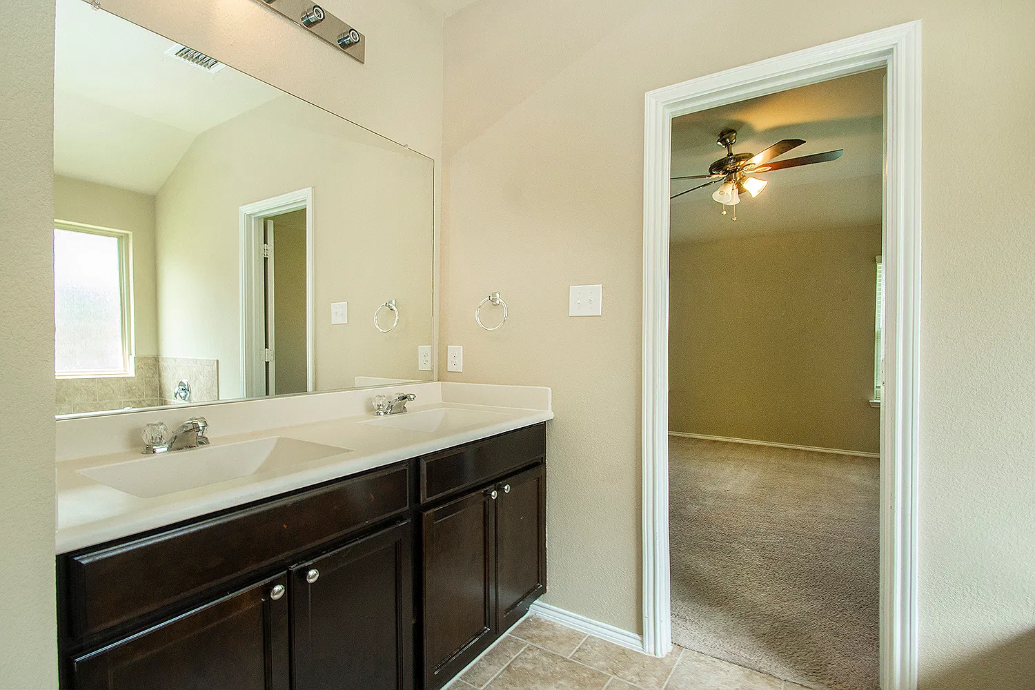 4 bed, 2.5 bath, 2358 sqft, $2,250 — Photo 2
