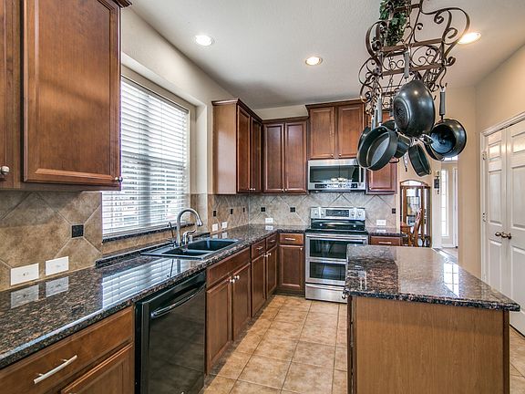 5th image of 558 Sawyer Dr