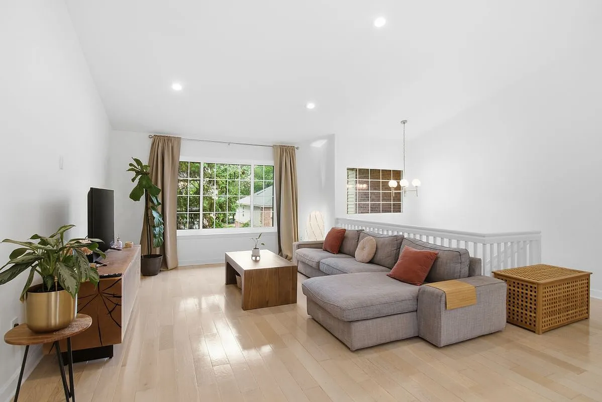 3 bed, 2.5 bath, 2368 sqft, $3,000 — Photo 2
