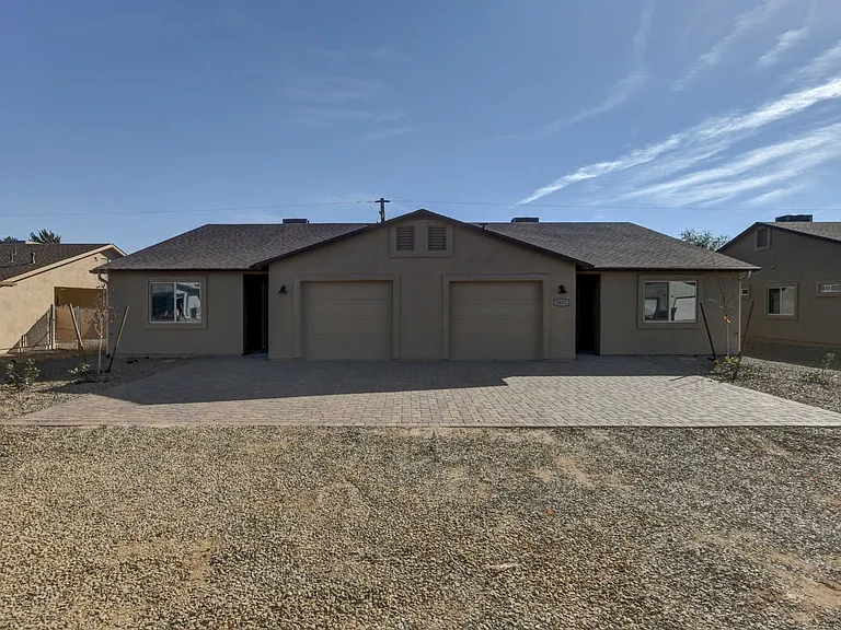 3027 N Corrine Dr — Photo 4