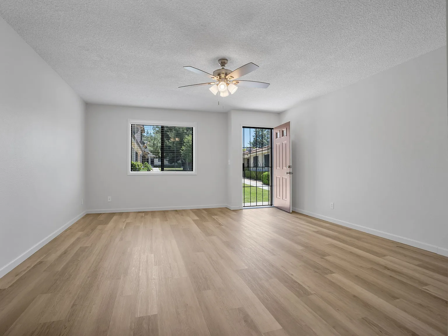2 bed, 2.5 bath, 1276 sqft, $1,595 — Photo 3