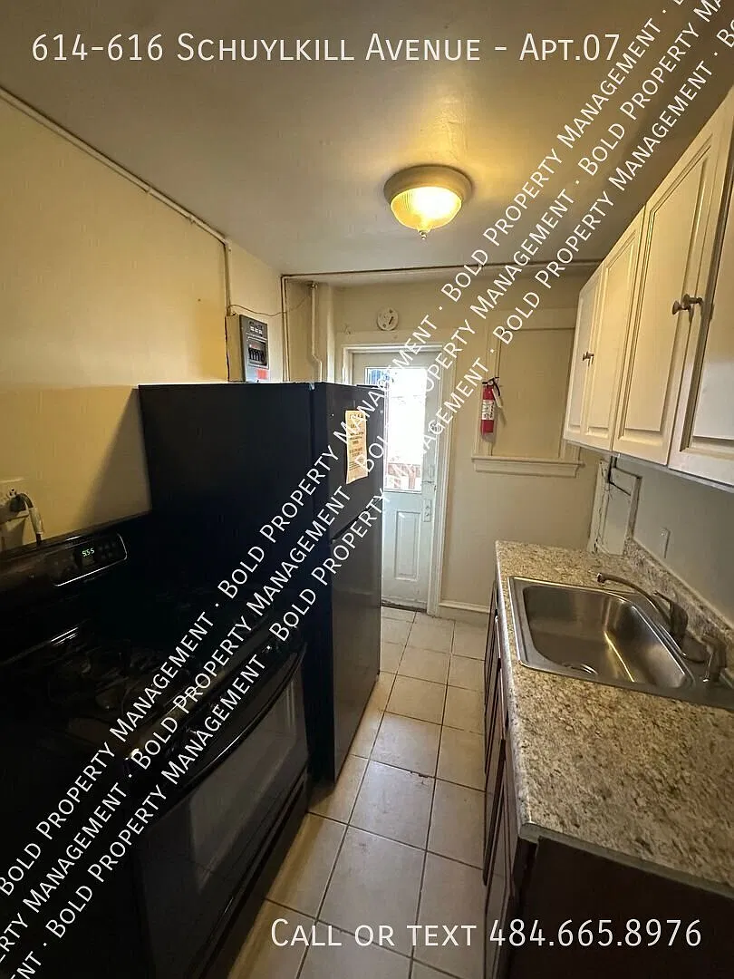 2 Bedroom 1 Bath Apartment — Photo 1