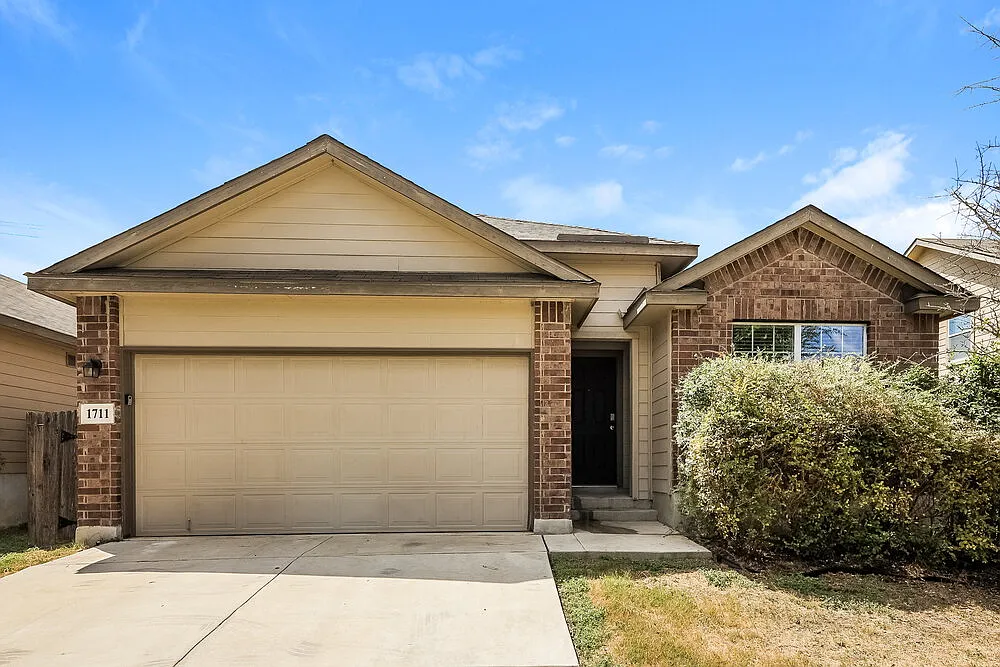 3 bed, 2.0 bath, 1652 sqft, $1,845 — Photo 1