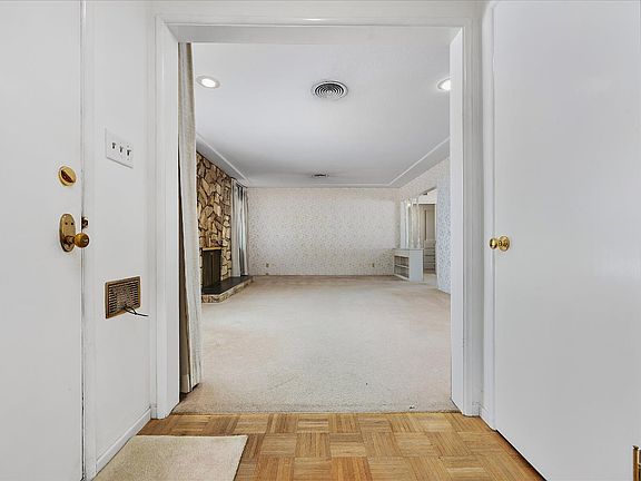 4th image of 2469 Pine St
