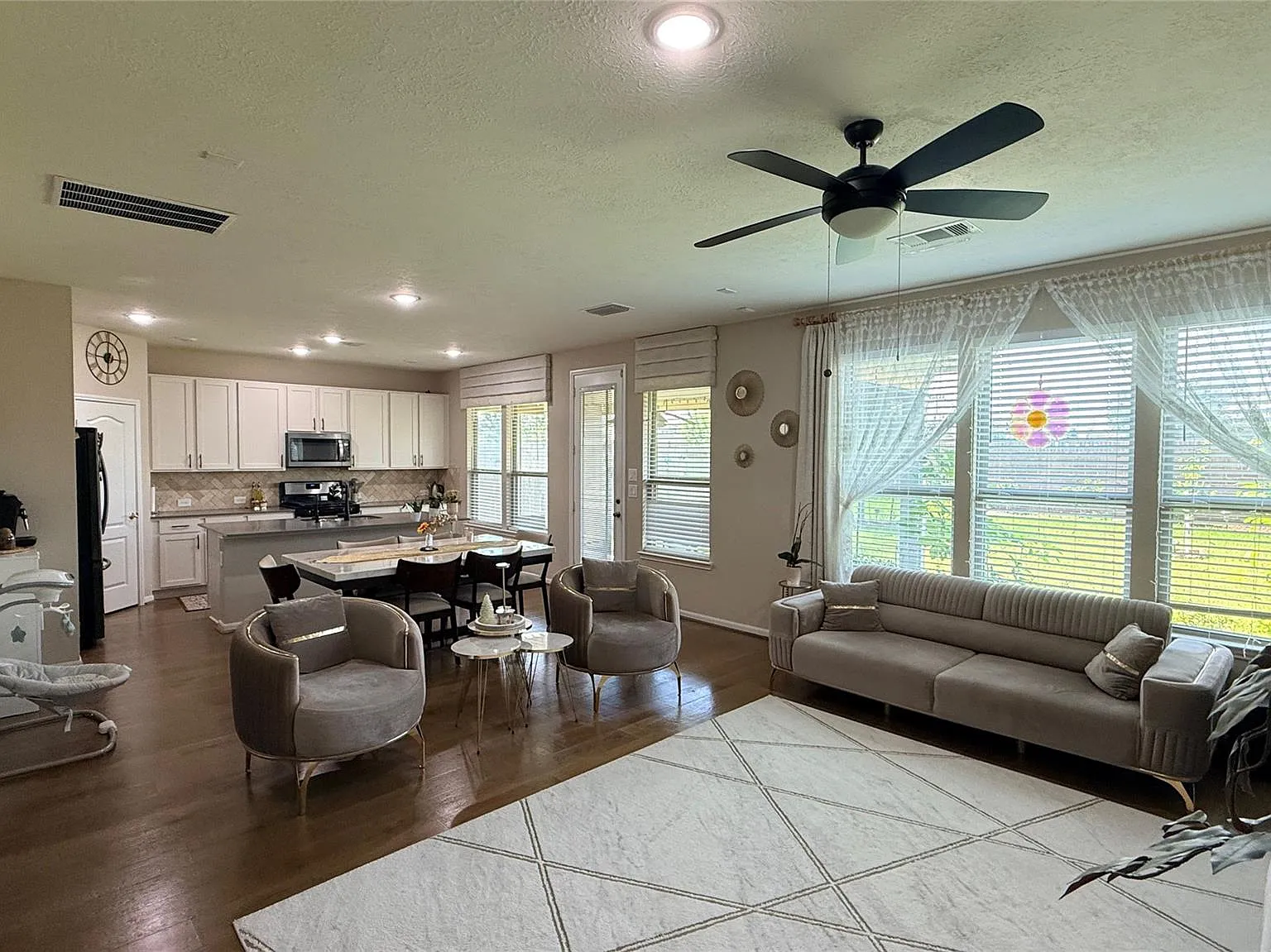 5 bed, 2.5 bath, 2730 sqft, $2,650 — Photo 3