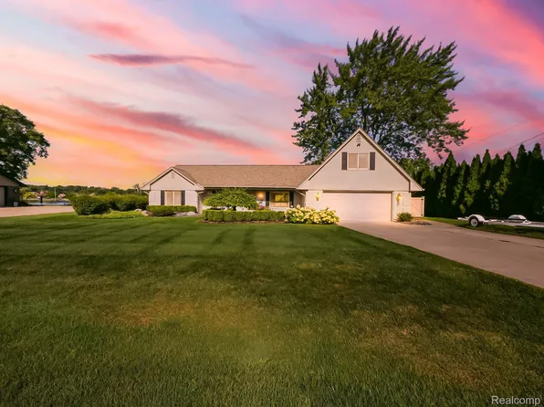 4977 Wavewood Dr, Commerce Township, MI 48382