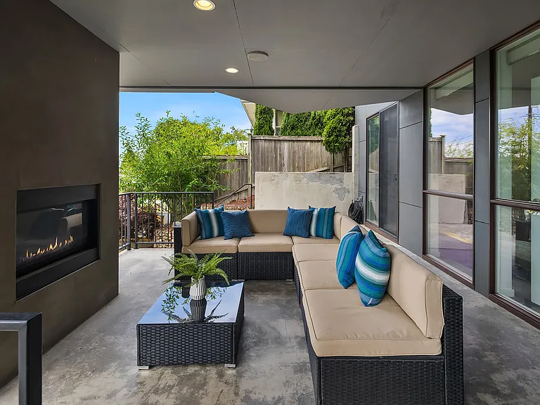 Front door lounge area - all outdoor furniture stay with the property.
