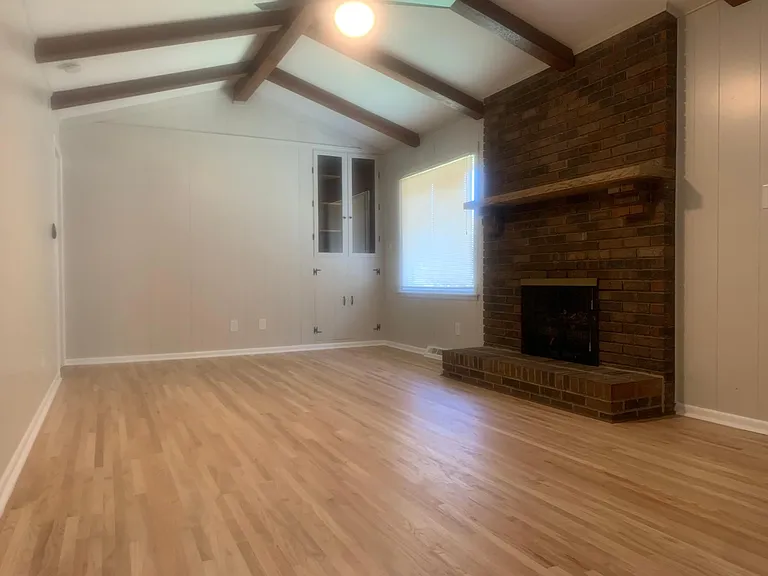 936 Duncan St — Photo 3