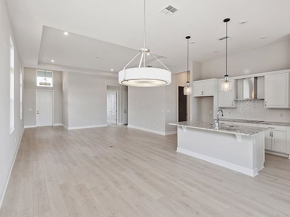 4th image of 847 Liliana Dr