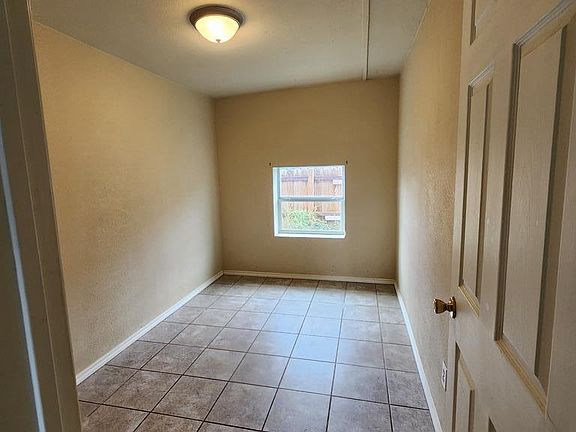4th image of 106 Holly Dr