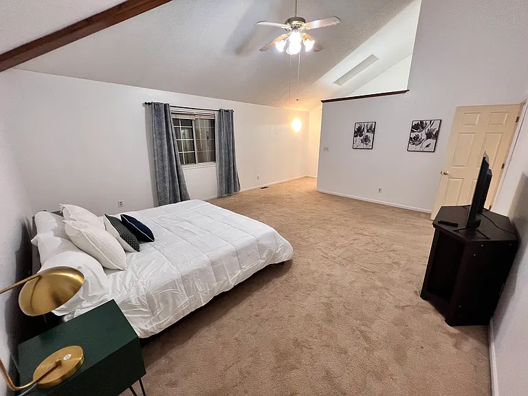 1370 Sherman Ave — Photo 4