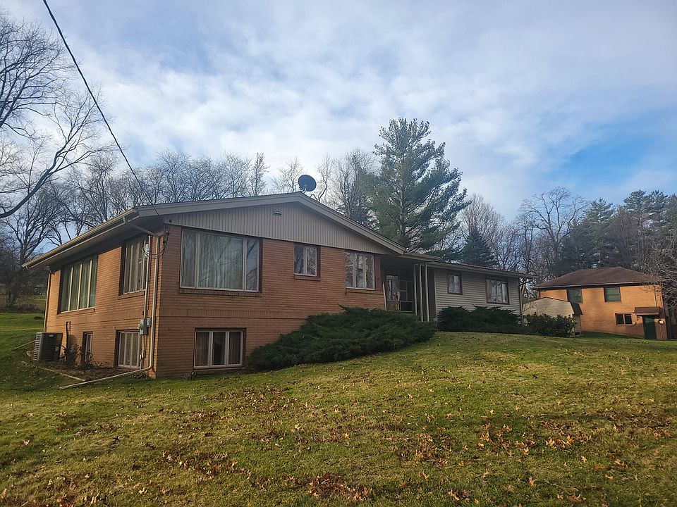 2nd image of 904 Locust Ln