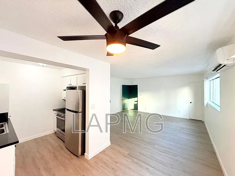 1426 S Point View St #5 — Photo 8