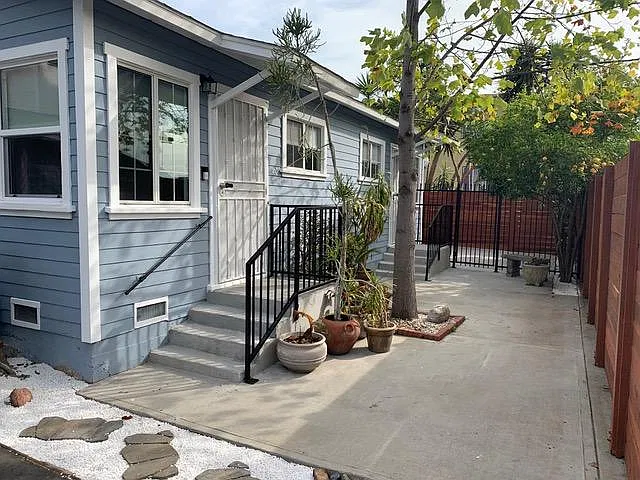 2 bed, 900 sqft, $3,400 — Photo 1