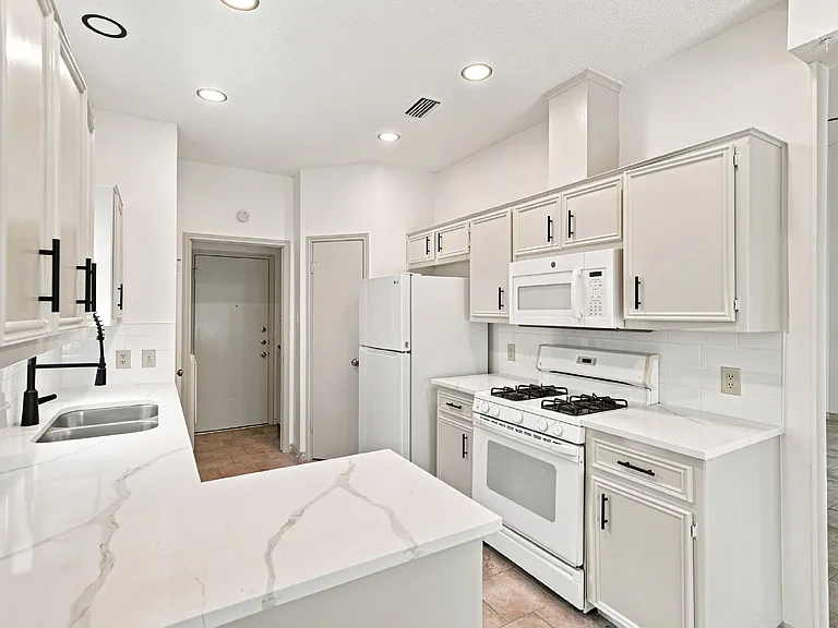 2207 Lancaster Gate Cv — Photo 34