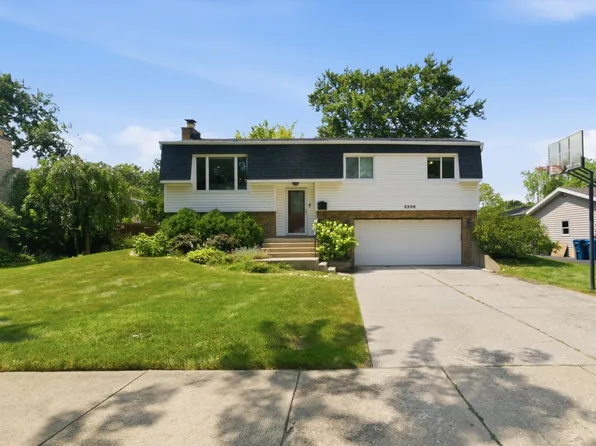 2206 Kingston Dr, Wheaton, IL 60189
