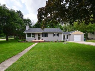 1927 Rosedale Dr, Roseville, MN 55113