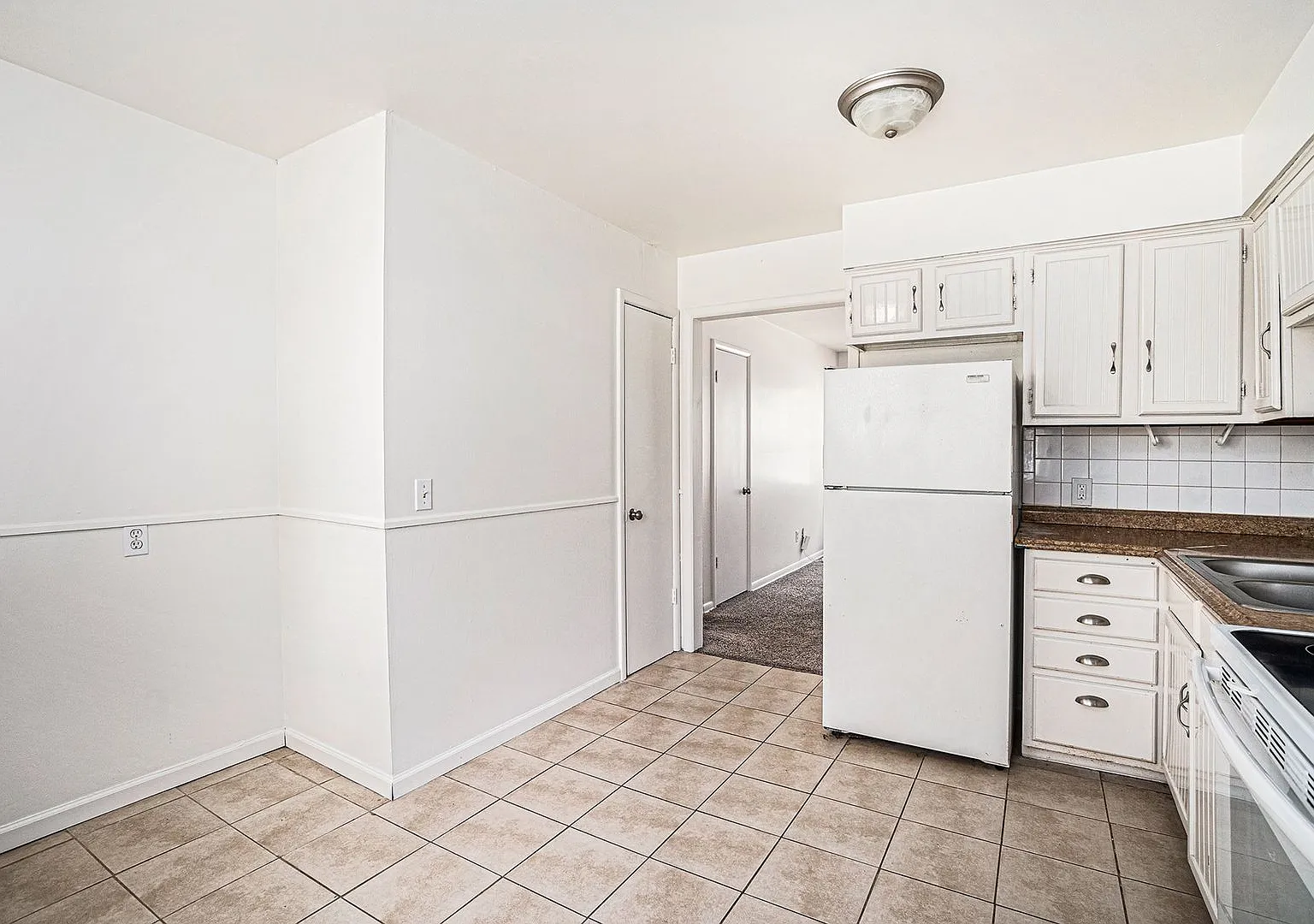 **Charming 2 BD/1 BA Duplex In Pleasant Valley** — Photo 2