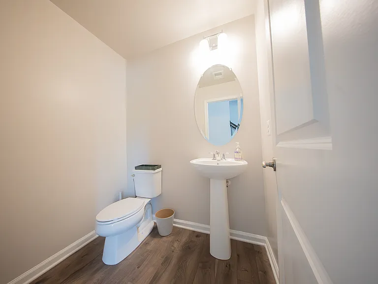 GROUND FLOOR - HALF BATHROOM (3/3)