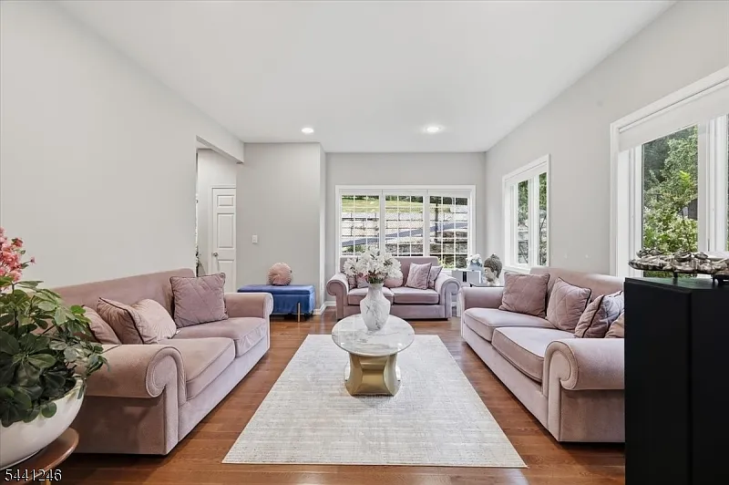 4 bed, 2.5 bath, 3585 sqft, $5,500 — Photo 4