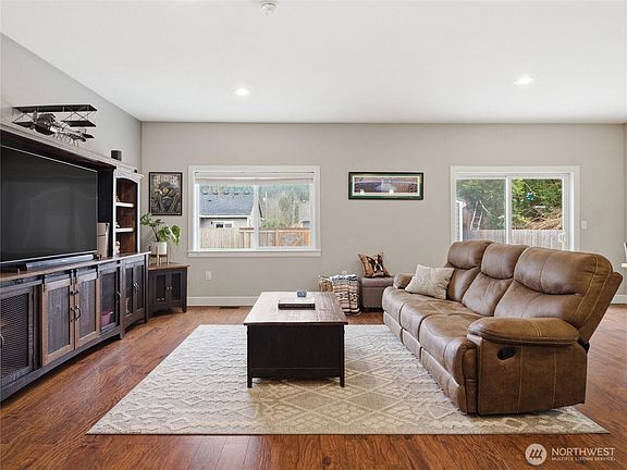 4th image of 411 Hardefeldt Street SE