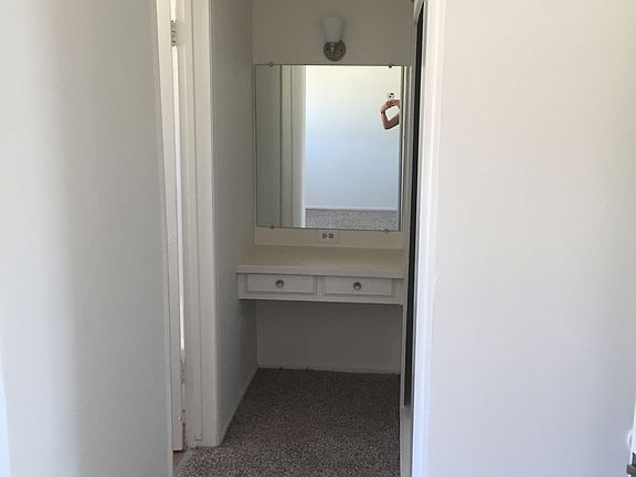 vanity/closet