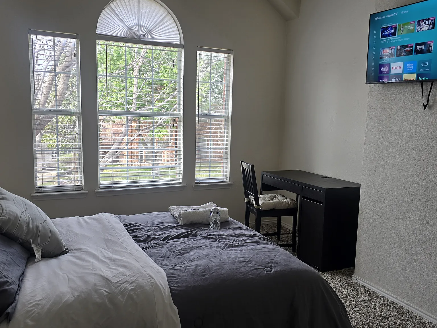 7 bed, 2570 sqft, $3,400 — Photo 2