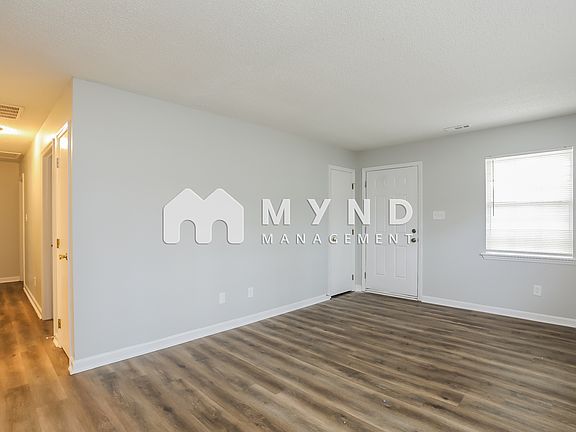 4th image of 2606 Dakota St