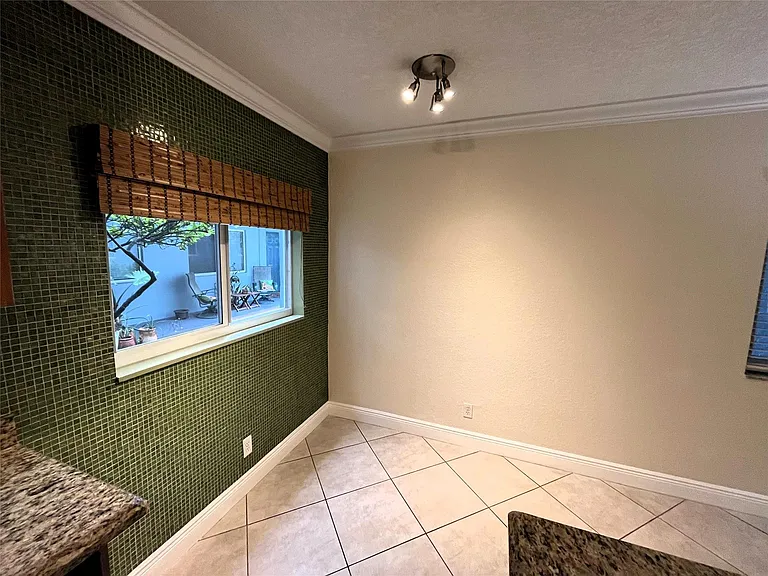 1460 NE 18th St #104 — Photo 9