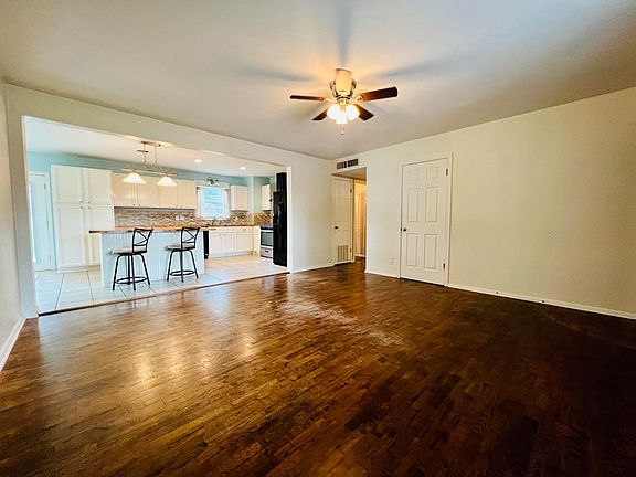 3rd image of 208 E Elm St