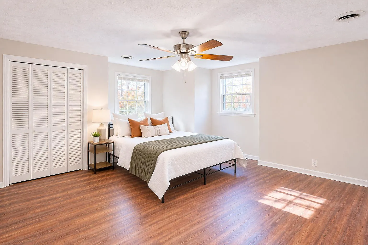 4 bed, 3.0 bath, $802 — Photo 1