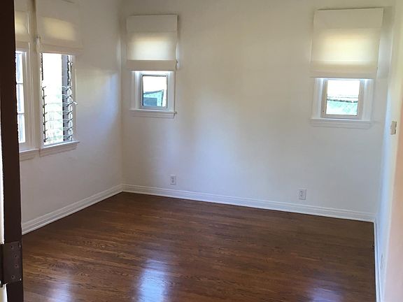 4th image of 1556 S Carmelina Ave