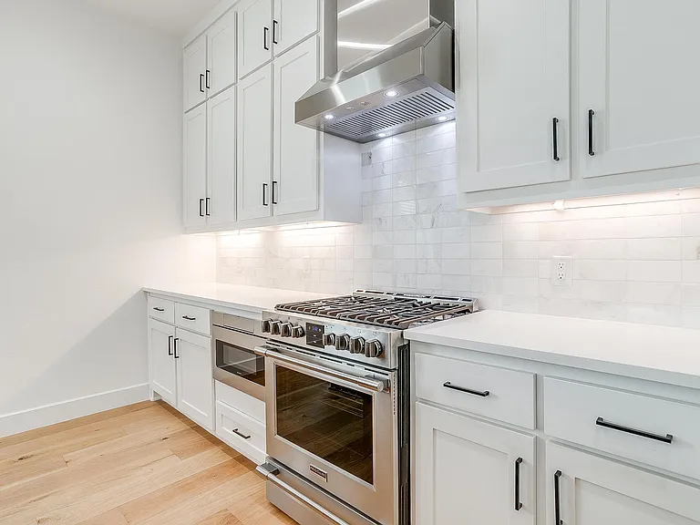 131 Thornton St — Photo 2