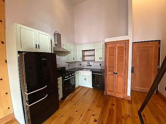 3rd image of 246 Grand St #4