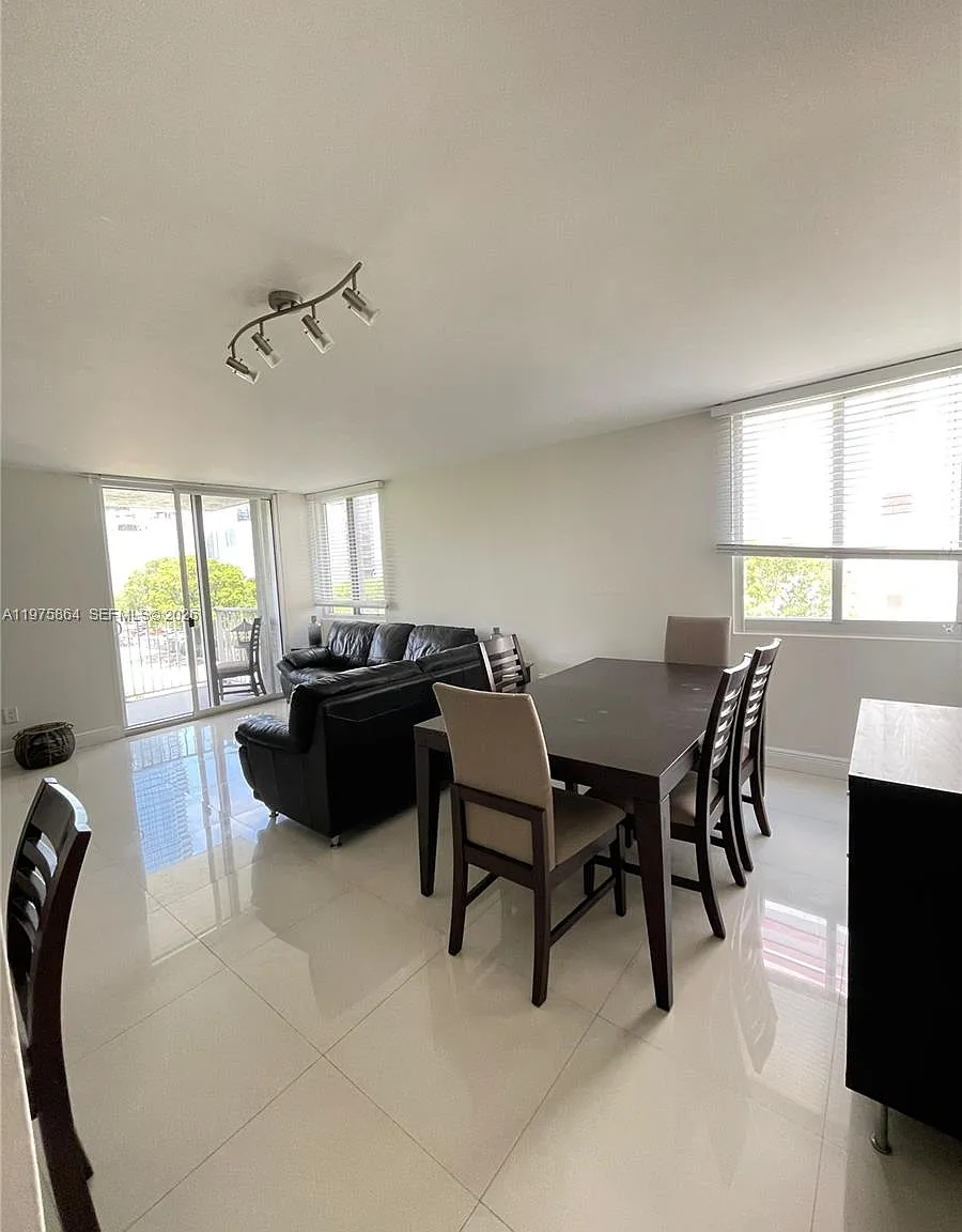 Madison Downtown Condo — Photo 4