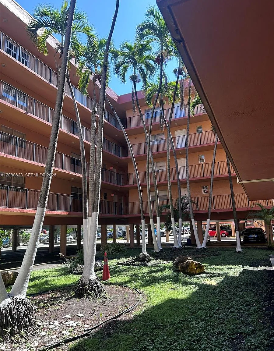 Palm-West Gardens Condo — Photo 4
