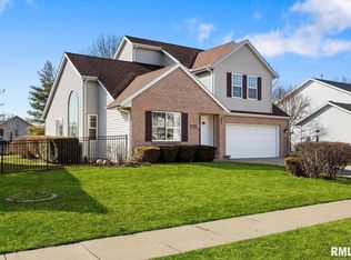 5301 N Castleberry Dr, Peoria, IL 61615