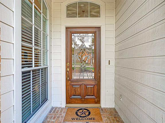 Front entry with leaded glass door to let in plenty of natural light!