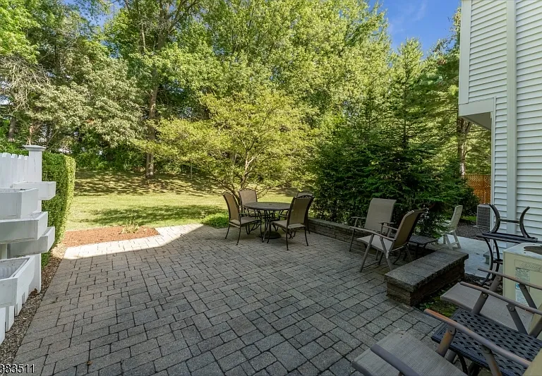 65 Hampshire Dr — Photo 18