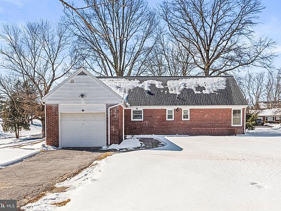 2nd image of 1601 Woodcrest Rd