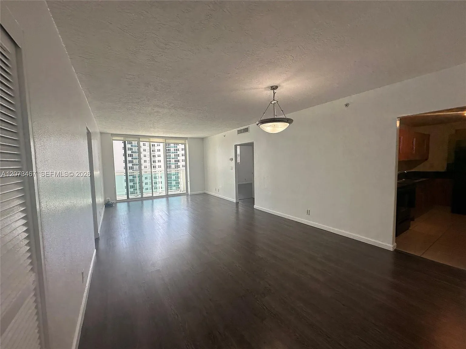 Residences On Hollywood B — Photo 3