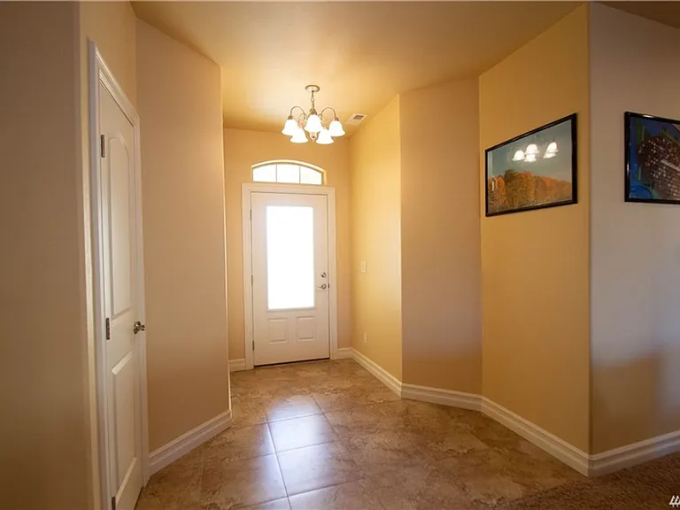 523 N Paxson Dr — Photo 4