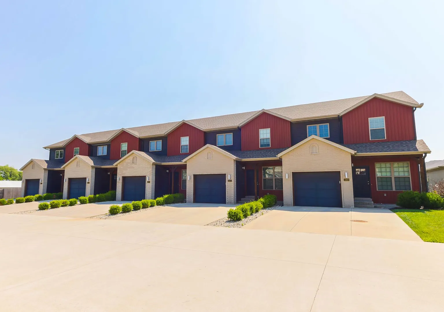 New Luxury Townhouse In The Sought-After Southwest Area Of Springfield, Available Now! — Photo 1