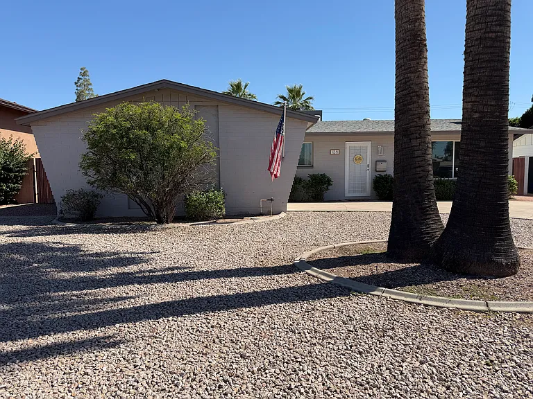 135 E Ellis Dr — Photo 1