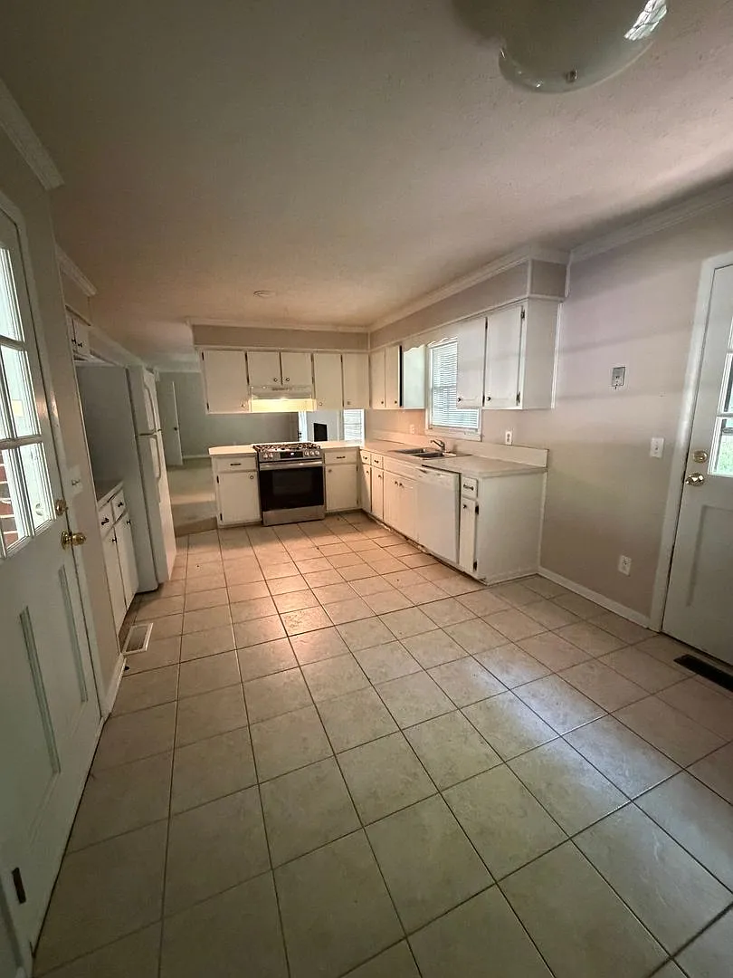Charming Auburn Home with Space, Comfort & a Prime Location! — Photo 3
