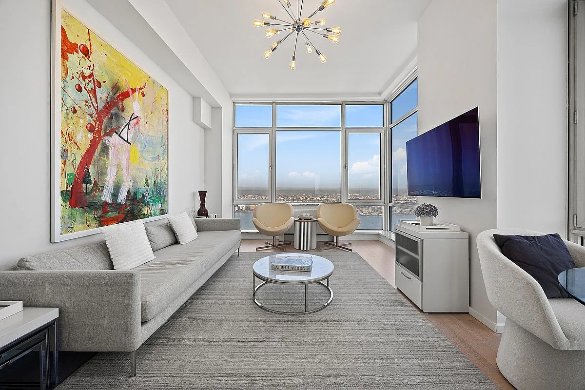 635 W 42nd St APT 19N photo 1