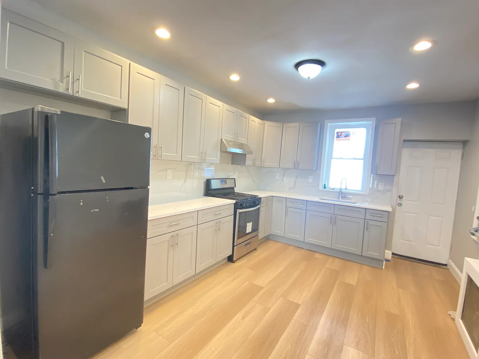 3 bed, 1.5 bath, 1324 sqft, $1,900 — Photo 1
