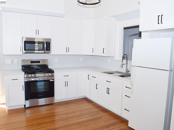 2nd image of 1524 Encinal Ave