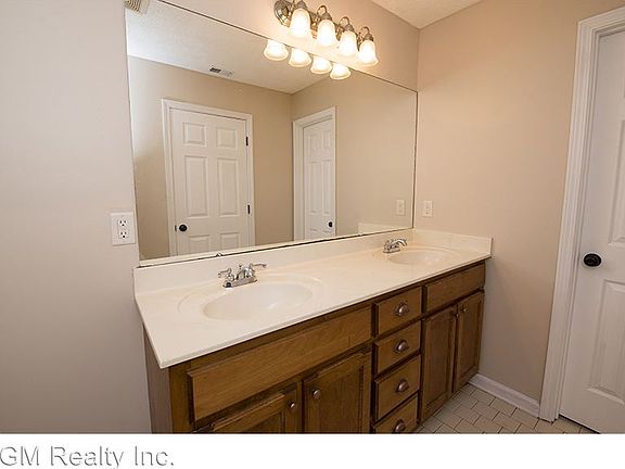 4th image of 4361 Oaks Royal Dr